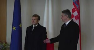 Macron zaboravio pružiti ruku Milanoviću (VIDEO)