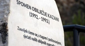 Sjećanje na žrtve ubijene na Kazanima: “Spomen ploča Caci postavljena na zid osnovne škole”