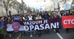 Novi protest zbog zagađenja zraka u Beogradu, stotine građana na ulicama