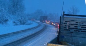Zbog snijega obustavljen teretni saobraćaj na Romaniji, Ivan-Sedlu i Nišićima