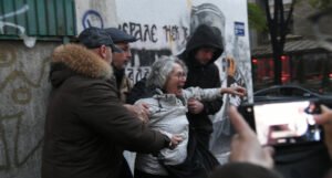 Hapšenje u Beogradu zbog gađanja jajima murala ratnog zločinca