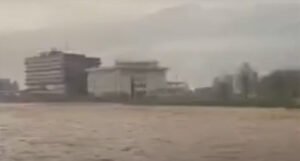 Alarmantno na Ilidži, ljude evakuišu u kamionima, poplavljeno desetine objekata