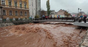 Kolaps u Sarajevu: Naselja potopljena, saobraćaj u prekidu, Miljacka pred izlivanjem