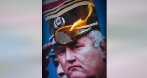 Antifašisti spalili fotografiju zločinca Mladića, uz simboličnu pjesmu objavili i snimak