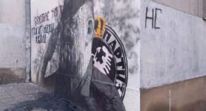 Ponovo uništen mural zločincu Mladiću, sada je na njega bačena crna farba