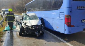 Nova tragedija na bh. cestama: U sudaru Peugeota i autobusa jedna osoba poginula