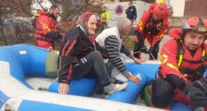 Teška situacija u Otesu, vatrogasci s čamcima izvlače stare i nemoćne
