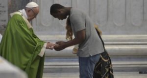 Papa Franjo izmješta 50 migranata s Kipra u Italiju tokom posjete regiji