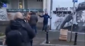 Objavljen snimak kako muškarac “štiti” tijelom mural zločinca Ratka Mladića