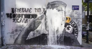Ipak je uništen: Na mural zločincu Ratku Mladiću bačena kanta kreča