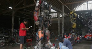 Od starih motocikala prave ogromne robote nalik “transformersima”