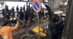 Haos u Rotterdamu, na protestima protiv covid mjera policija pucala u demonstrante