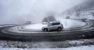 Zbog mokrog i klizavog kolovoza nužna oprezna vožnja, problem pravi i snijeg