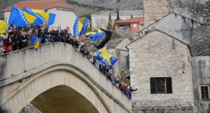 Karanfili i skok bez aplauza: Obilježena godišnjica rušenja Starog mosta