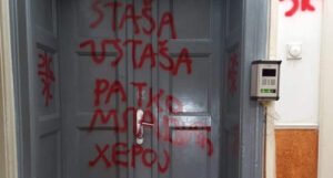 Prostorije “Žena u crnom” ponovo ispisane grafitima podrške zločincu Mladiću i uvredama