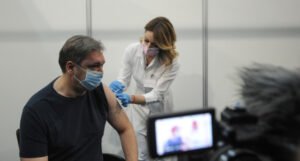 Vučić pred TV kamerama primio treću dozu vakcine