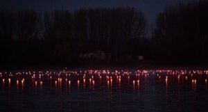 Rijeka sjećanja u Vukovaru: Niz Dunav puštene svjetiljke u spomen na ubijene i nestale