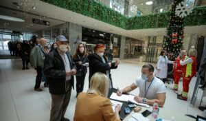 Veliki interes za vakcinaciju u Sarajevu: Red na punktu u Importanne Shopping Centru