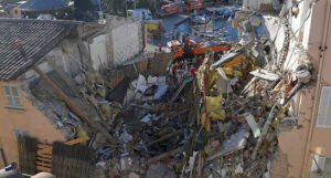 “Osjetio se miris plina”: Najmanje dvije osobe poginule u rušenju zgrade, traga se još za jednom