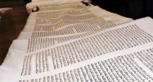 Dijelovi izgubljenog svitka Tore vraćeni u sinagogu na istoku Njemačke