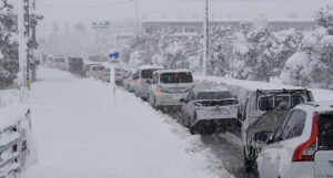 Snijeg koji pada obara rekorde, na cestama kolone zarobljenih vozila, bez struje 3.200 domaćinstava