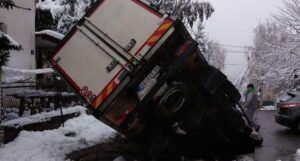 Otvorila se velika rupa nasred ceste, upao kamion