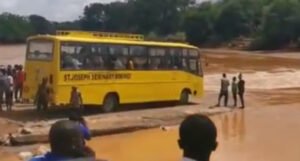 Autobus koji je vozio ljude na svadbu upao u rijeku
