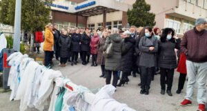 Mušinović: Sindikat doktora ne stoji iza čina “skidanja kuta ispred bolnice” u Konjicu