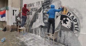 Komunalna milicija prekrečila mural zločinca Mladića, fašisti odmah krenuli da ga čiste
