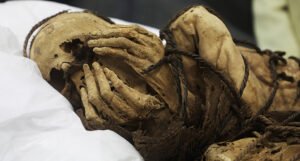 Pronađena mumija koja je vezana užetom i rukama prekriva lice