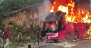 Banditi zapalili autobus, među tijelima izgorjelim do neprepoznatljivosti bilo i djece