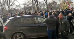 Incidenti na protestima u Novom Sadu: Demonstrante gađali kamenjem, pa došlo do tuče