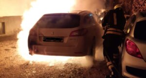 Direktoru škole zapalili automobile vrijedne 30.000 KM, sumnja da su požari podmetnuti
