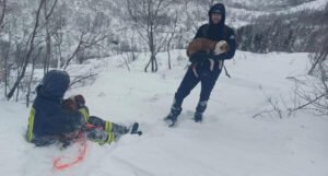 Vatrogasci u ekstremnim uslovima spasili izgubljene lovačke pse s planine