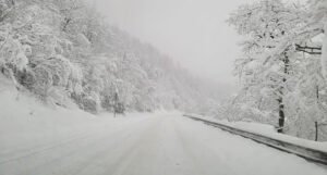 Snijeg u BiH stvara probleme vozačima, evo na kojim dionicama je situacija najteža