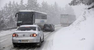 Zbog snijega i poledice saobraćaj otežan, vozači se pozivaju na dodatni oprez