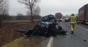 Jedna osoba poginula u frontalnom sudaru kamiona i automobila koji je potpuno smrskan