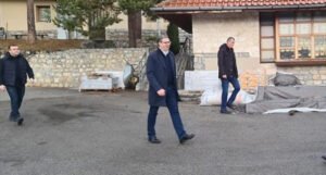 Vučić posjetio dom stradalog Amela Ibrahimovića i njegovom ocu Nazimu izrazio sućut