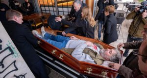 Odbornika Gradske uprave donijeli u kovčegu, pratila ga posmrtna povorka