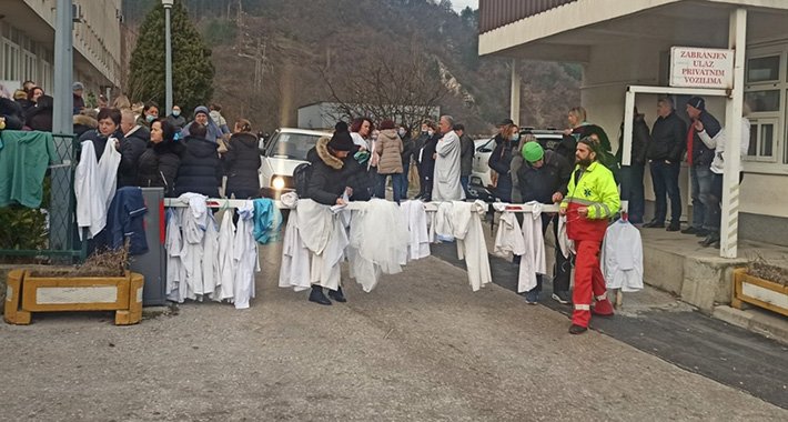 Zdravstveni radnici u Konjicu odložili bijele mantile i obustavili rad