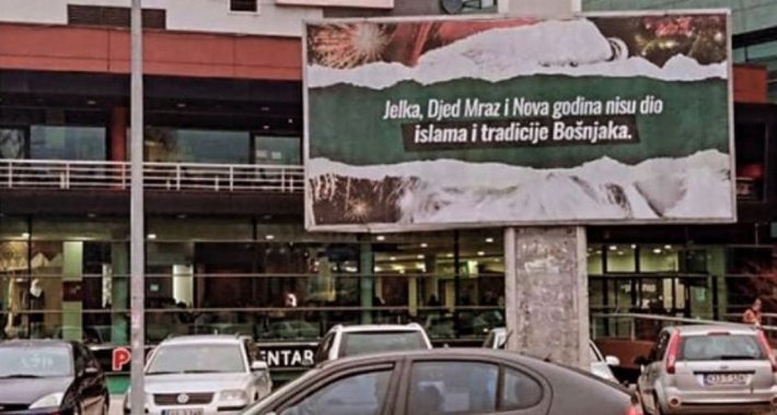 Osvanuli bilbordi s porukom: “Jelka, Djed Mraz i Nova godina nisu dio islama i tradicije Bošnjaka”