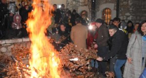 Obavljeno nalaganje badnjaka ispred Stare pravoslavne crkve u Sarajevu