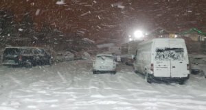 Sa autoputa zametenog obilnim snijegom spašeno više od 2.000 ljudi