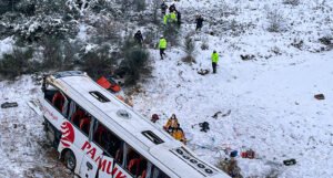 Autobus se survao u 30 metara duboku provaliju, ima poginulih i povrijeđenih