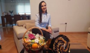 Nezaposlena magistrica poljoprivrede Edita Šetkić izrađuje jestive bukete