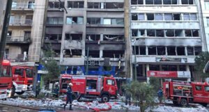 Snažna eksplozija u centru grada oštetila poslovne prostore, buknuo i požar
