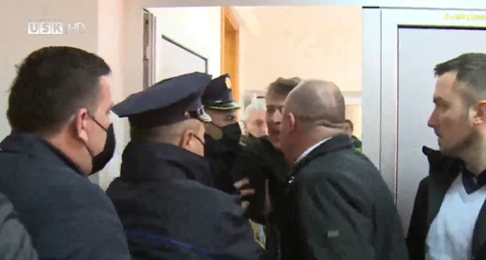 Sramotne scene na Skupštini USK-a, Hrustanovića policija izvela iz sale