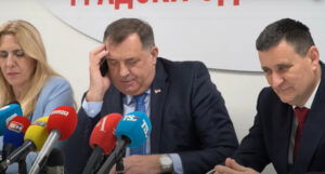 Dodik prekinuo presicu zbog privatnog telefonskog razgovora