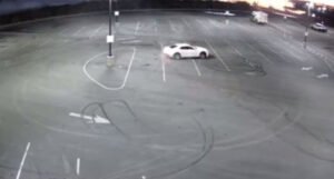 Divljao autom po parkiralištu, onda ga je stigla karma