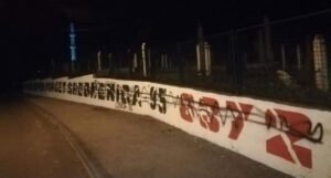 Privedene tri osobe koje su vandalizirale grafit posvećen Srebrenici, najstarija je 2002. godište